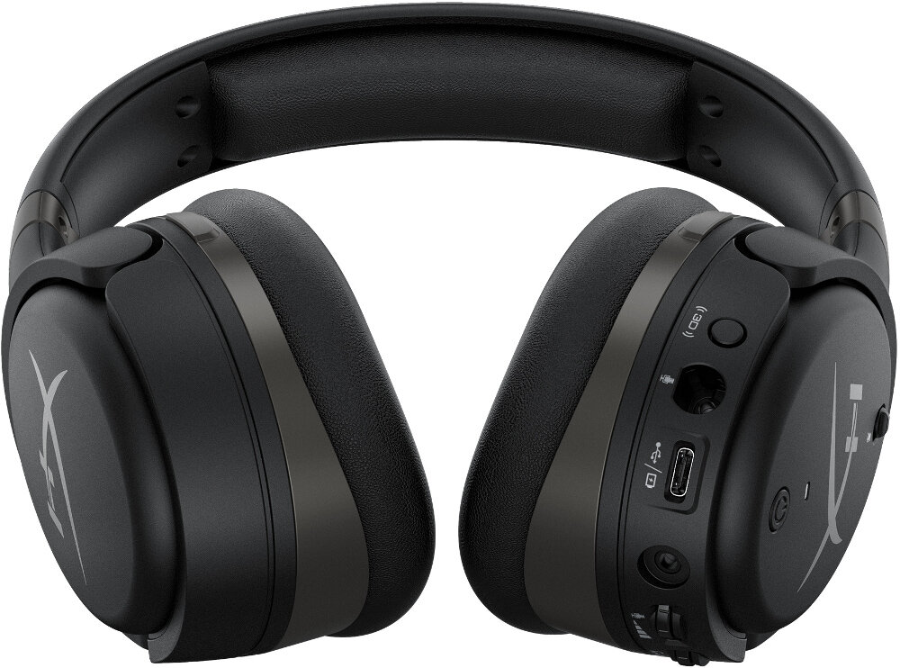 Czarne słuchawki dla graczy HyperX. Posiadają port USB, przyciski i logo marki. Tło jest białe.