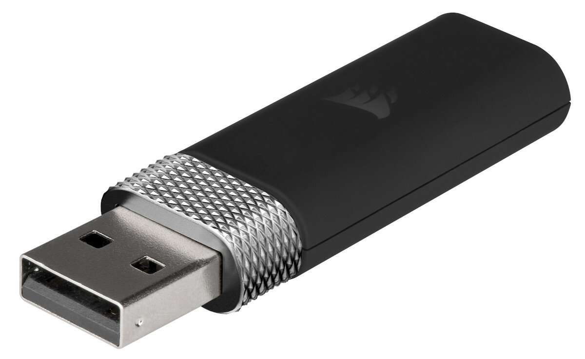 Czarny pendrive Corsair. Srebrne akcenty na obudowie. Białe tło.