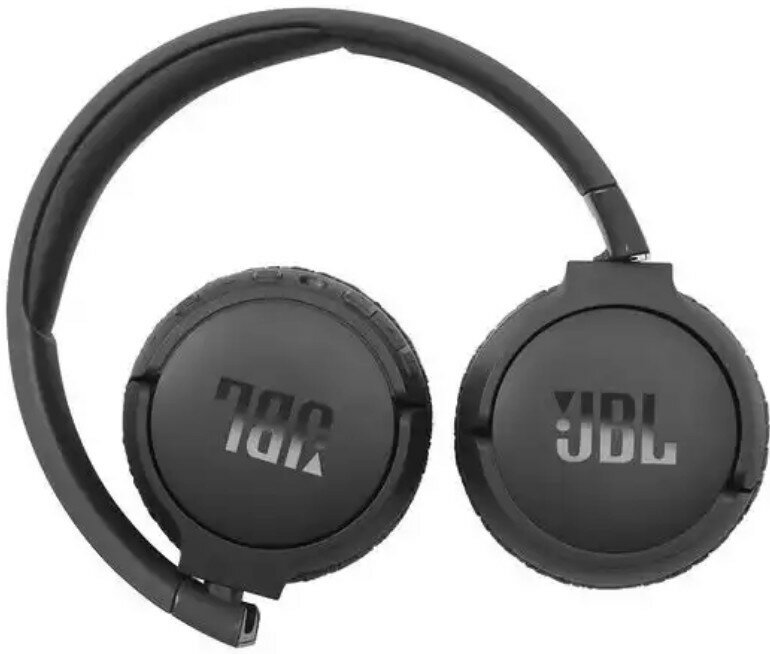 Czarne słuchawki JBL, złożone i rozłożone, na białym tle, pokazujące logo JBL.