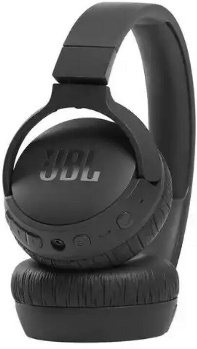 Czarne słuchawki JBL. Nauszniki mają logo JBL, elementy sterujące i są wyściełane.