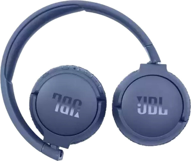 Niebieskie słuchawki z okrągłymi nausznikami i logo JBL. Pałąk jest złożony.