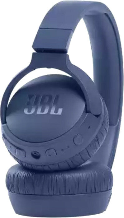 Niebieskie słuchawki JBL. Słuchawki są nauszne. Białe tło.