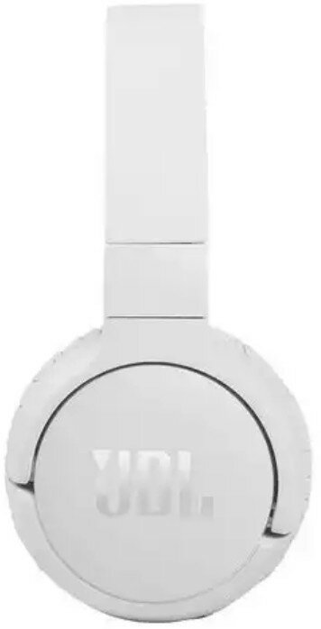 Białe słuchawki JBL. Logo JBL jest widoczne na nauszniku.