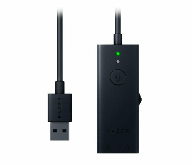 Czarny adapter audio USB Razer z portem mikrofonu i zielonym światłem.