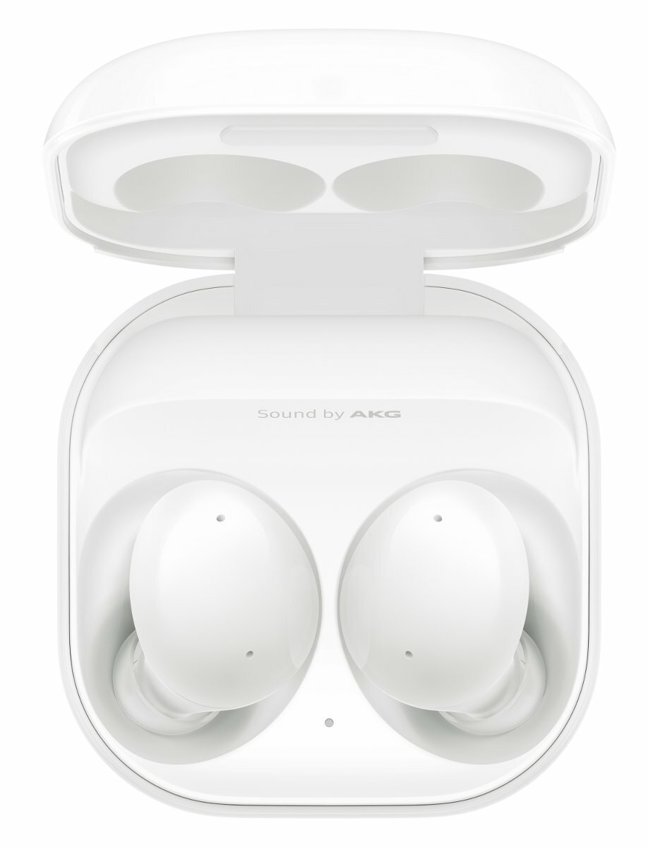 Białe słuchawki Samsung w białym etui ładującym. Etui otwarte, widać dwie słuchawki.