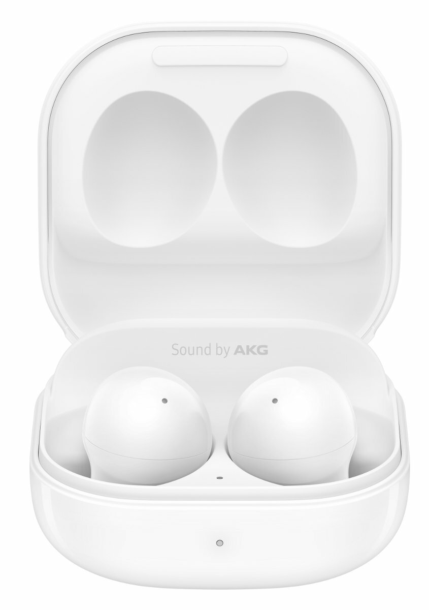 Otwarty biały futerał Samsung Galaxy Buds z dwoma białymi słuchawkami w środku, na białym tle.