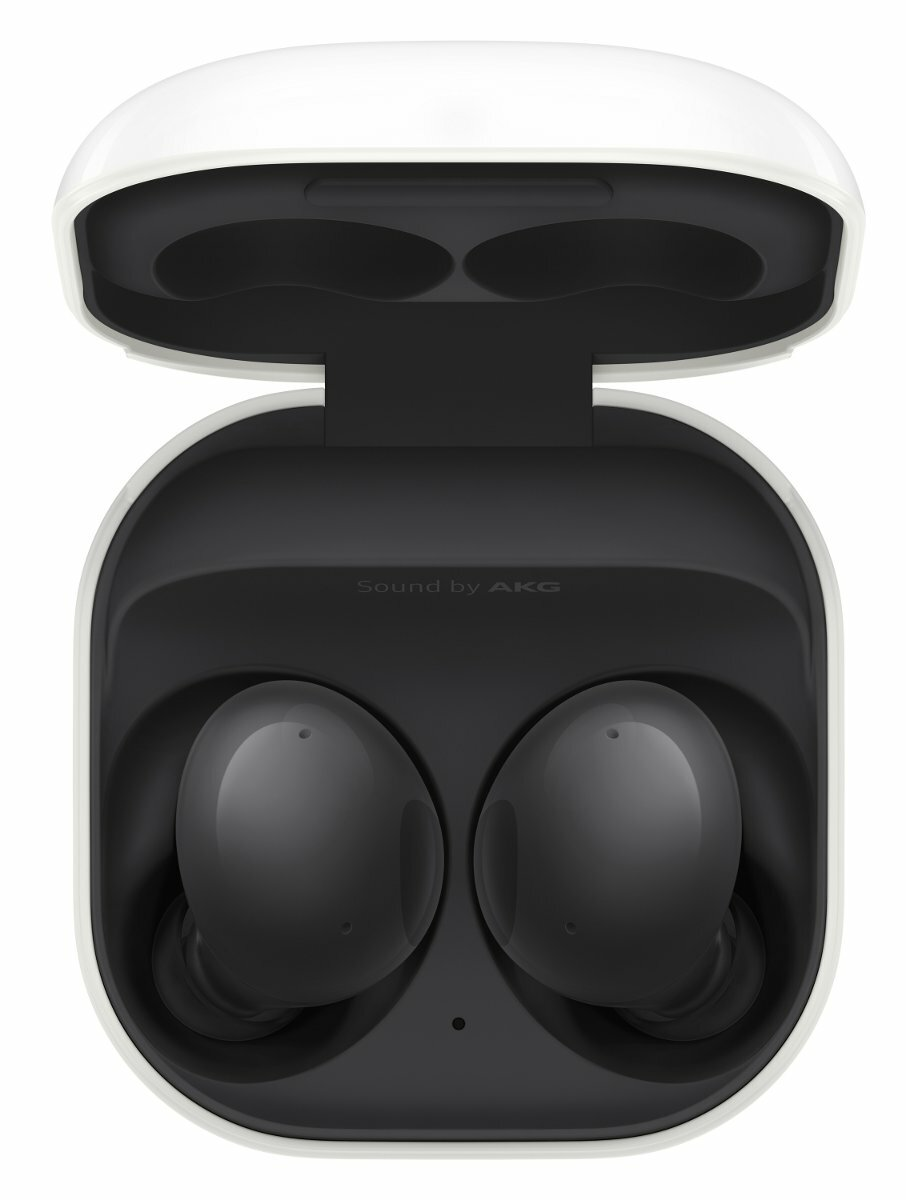 Otwarta biała obudowa, odsłaniająca czarne słuchawki z napisem 'Sound by AKG'.