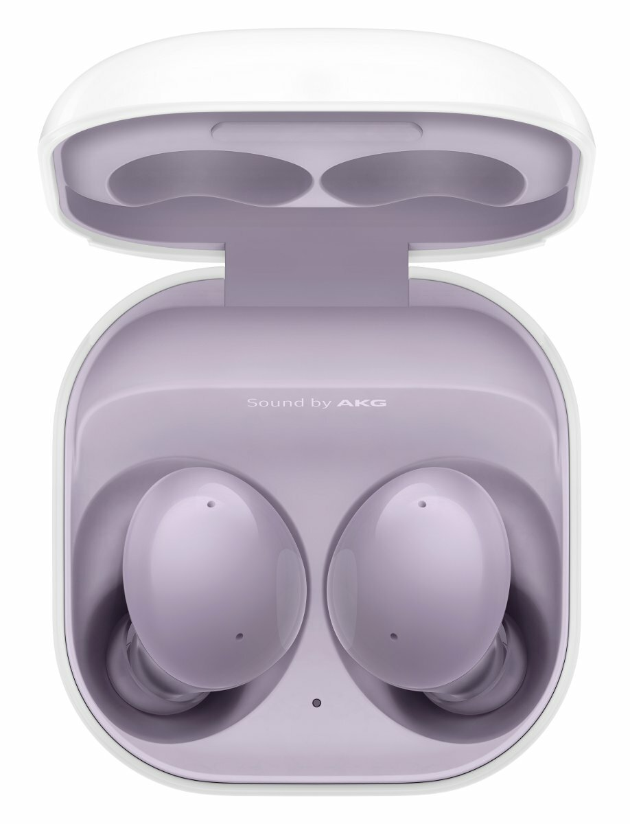 Otwarta biała obudowa zawierająca dwie fioletowe słuchawki. Na obudowie napis 'Sound by AKG'.
