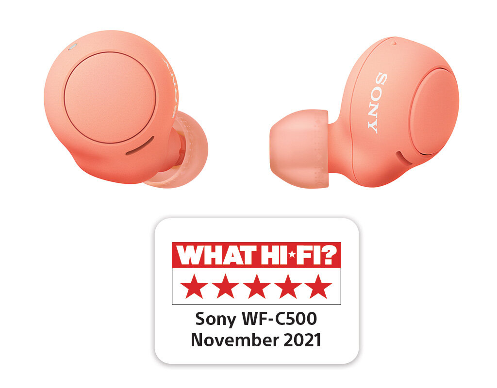 Brzoskwiniowe słuchawki Sony z białą etykietą What Hi-Fi?.