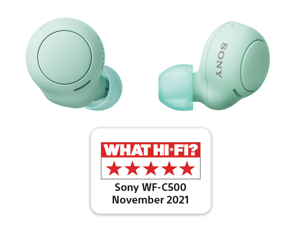 Dwa miętowe słuchawki Sony z odznaką recenzji. Tło jest białe. Słuchawki są zbliżone.