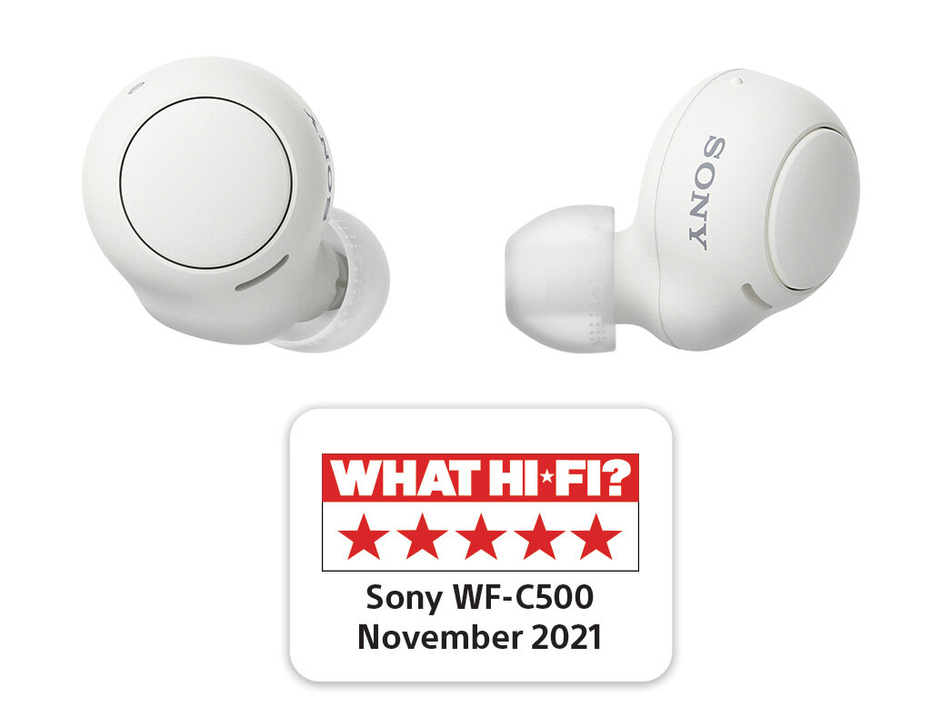 Białe słuchawki Sony WF-C500 z naklejką What Hi-Fi?.
