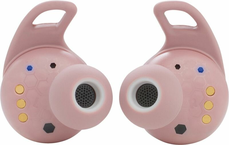 Para różowych bezprzewodowych słuchawek z czarnymi, niebieskimi i złotymi detalami. Zbliżenie, białe tło.