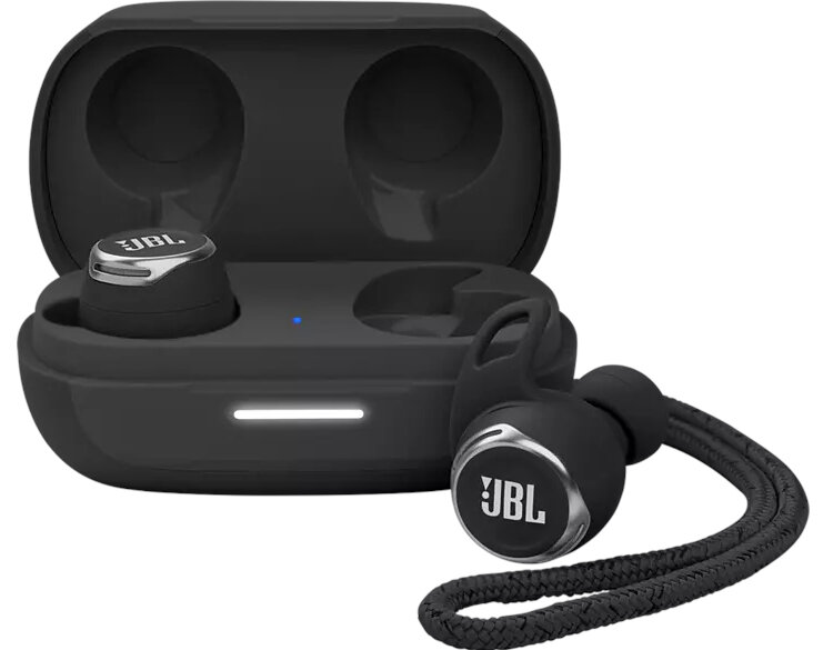 Czarne słuchawki JBL w etui ładującym, z plecionym sznurkiem na jednym z nich.
