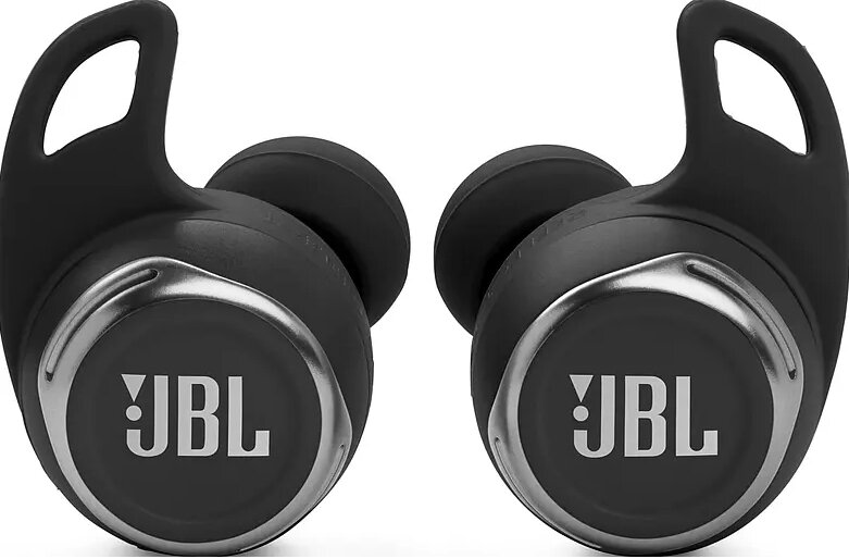 Dwa czarne słuchawki JBL ze srebrnymi akcentami na białym tle. Widoczne logo JBL.