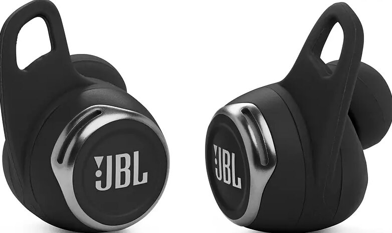 Dwa czarne bezprzewodowe słuchawki JBL. Każda słuchawka ma srebrne logo JBL.