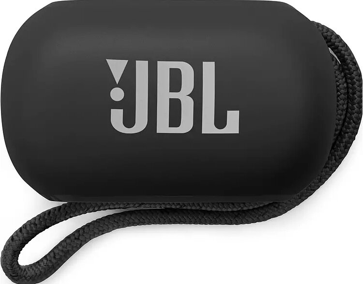 Czarny głośnik JBL z czarnym uchwytem z liny. Białe tło.