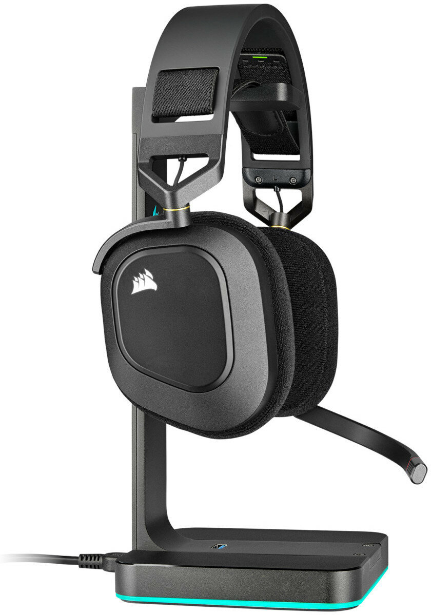 Czarny zestaw słuchawkowy dla graczy na stojaku. Zestaw ma mikrofon i podstawę ładującą.