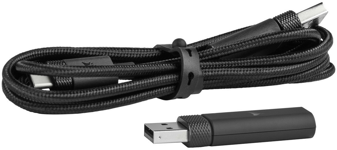 Czarny pleciony kabel USB i czarny klucz USB. Kabel ma czarny brelok.