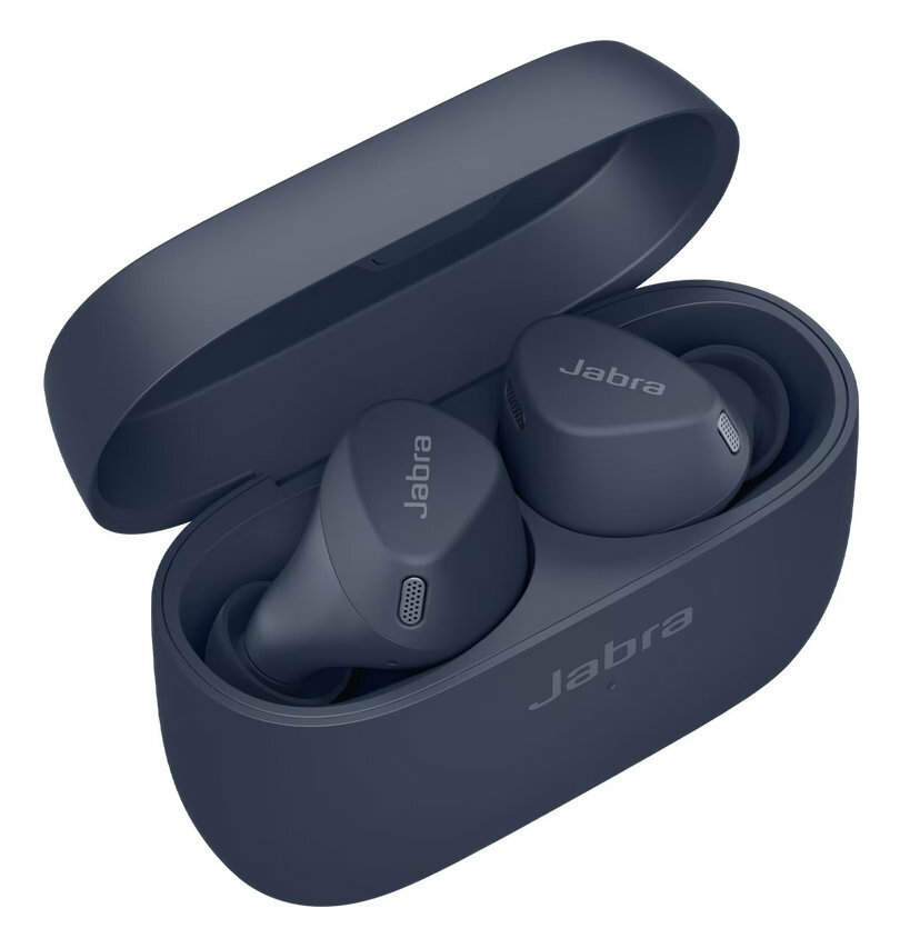 Dwa słuchawki Jabra i etui ładujące. Etui i słuchawki są ciemnoniebieskie, widoczne logo Jabra.