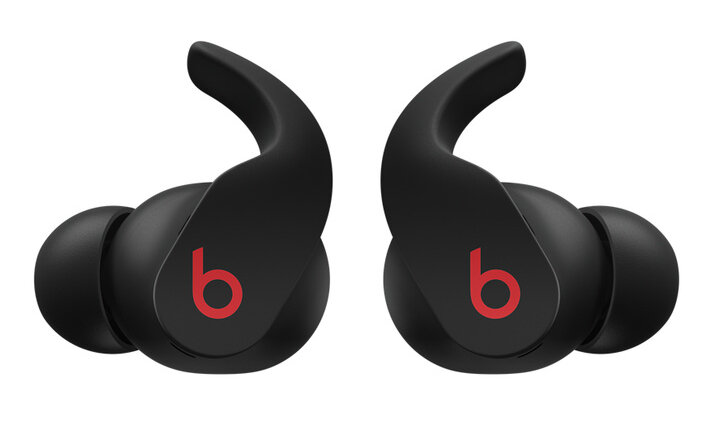 Czarne słuchawki Beats Fit Pro. Słuchawki mają logo Beats w kolorze czerwonym.