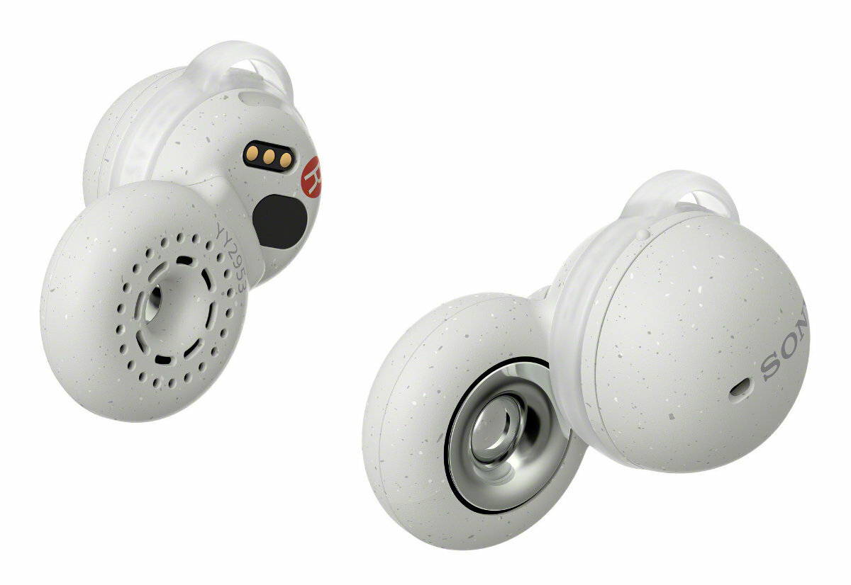 Białe słuchawki douszne w plamki, bez widocznego etui ładującego.