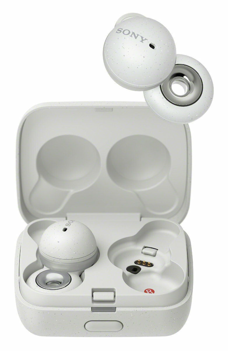 Białe słuchawki Sony w otwartym etui. Białe etui w kropki. Białe tło.