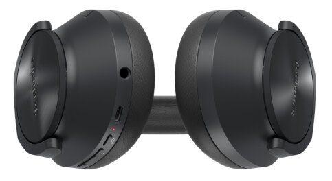 Czarne słuchawki, widok z góry. Widoczne elementy sterowania i port ładowania.