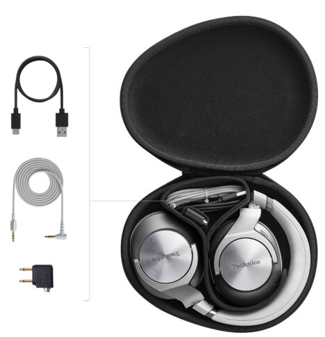 Słuchawki w czarnym etui z dodatkowymi kablami. Słuchawki są srebrne i czarne.