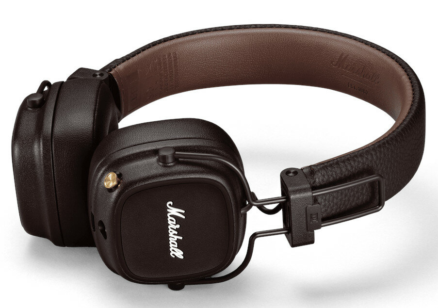 Brązowe słuchawki Marshall, skórzany pałąk, na białej powierzchni, ze złotym guzikiem.