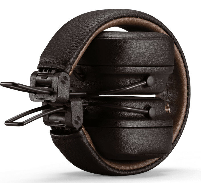 Złożone brązowe słuchawki Marshall na białym tle. Skórzane nauszniki i pałąk.