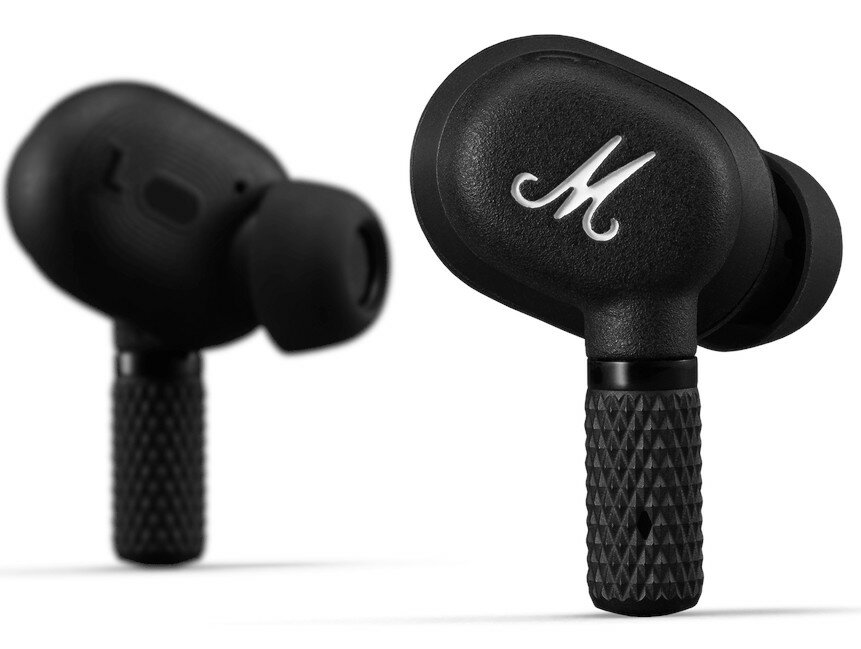 Czarne słuchawki Marshall, jeden w centrum uwagi, z logo Marshall.