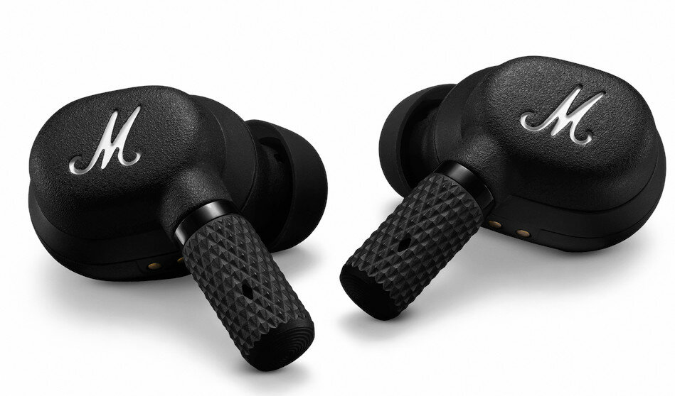 Czarne słuchawki Marshall. Słuchawki mają białe logo 'M'. Teksturowane czarne trzpienie.