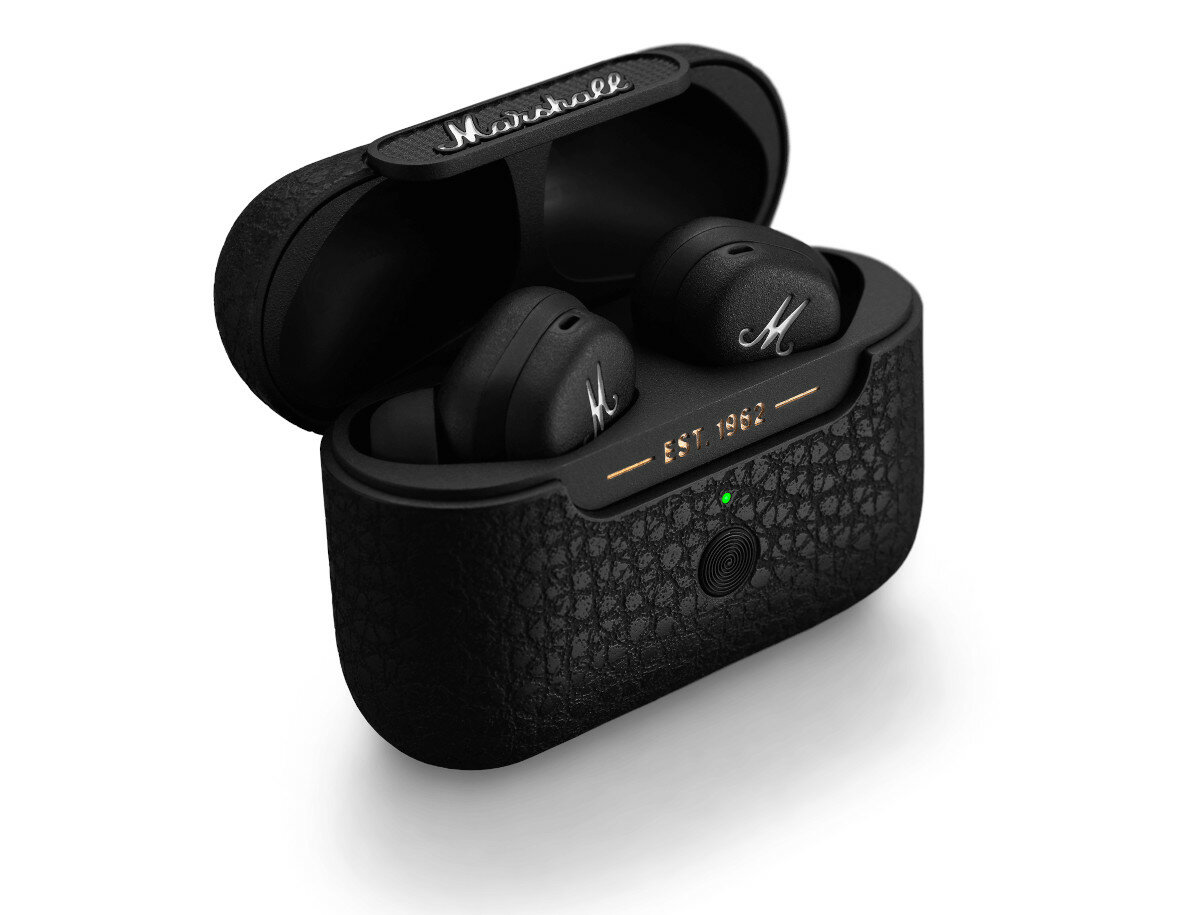 Czarne słuchawki Marshall w czarnym etui ładującym, białe tło.