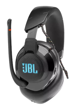 Czarne słuchawki do gier JBL z mikrofonem, logo na nauszniku. Białe tło.