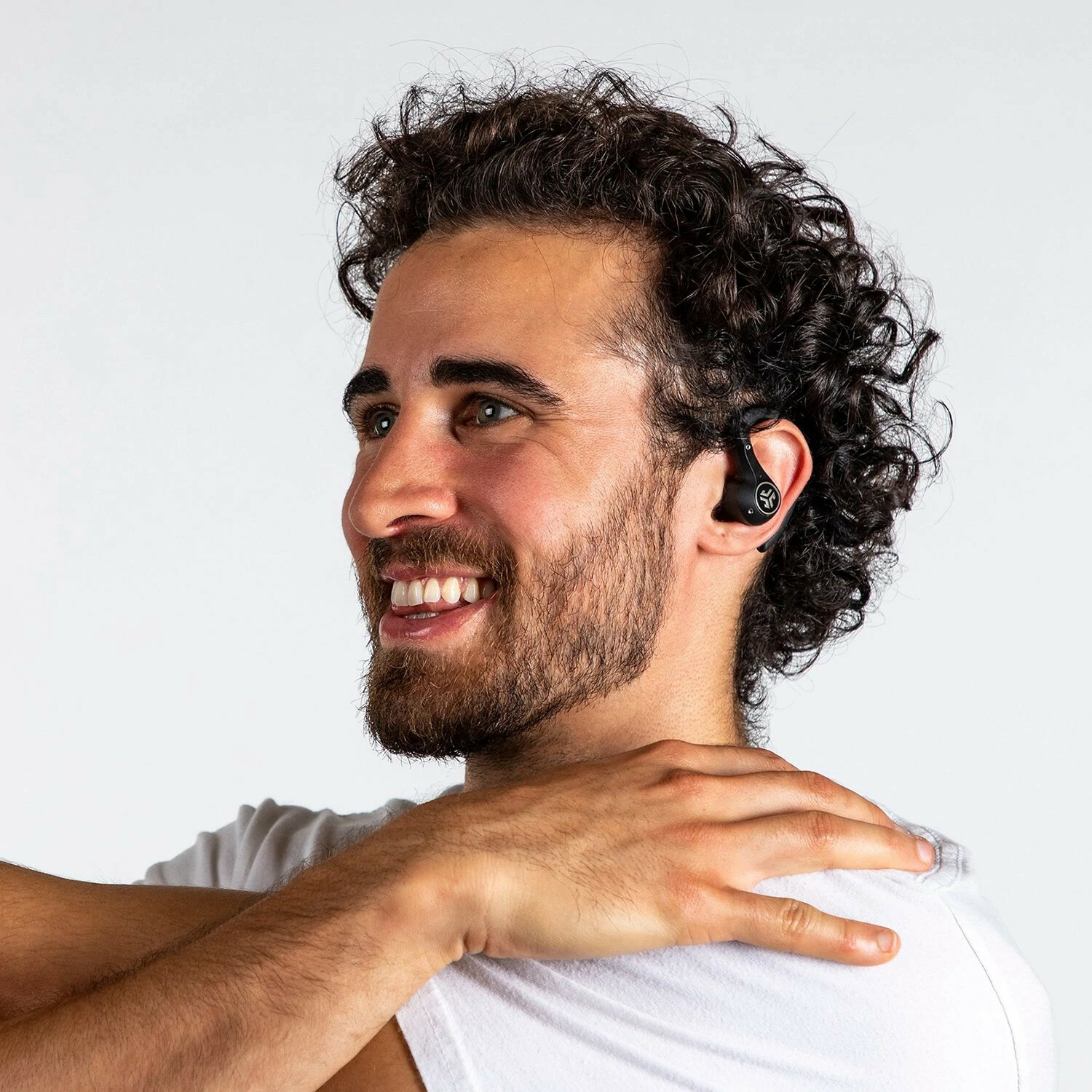 Uśmiechnięty mężczyzna w czarnym słuchawce. Białe tło.