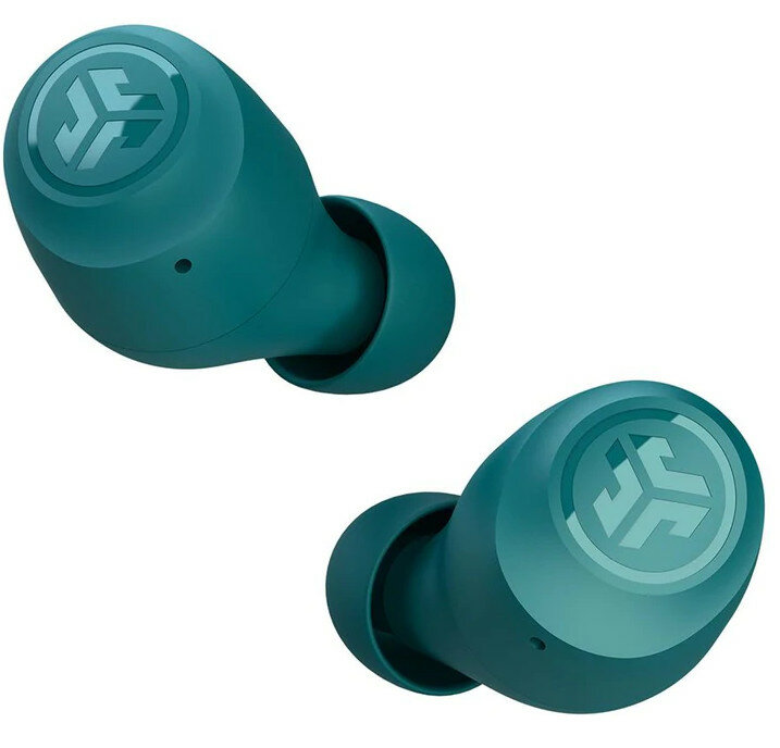 Dwa turkusowe wkładki douszne. Są marki JLab i mają małe logo. Białe tło.