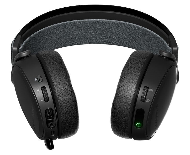 Czarne słuchawki dla graczy z kontrolkami i zielonym przyciskiem zasilania, białe tło.