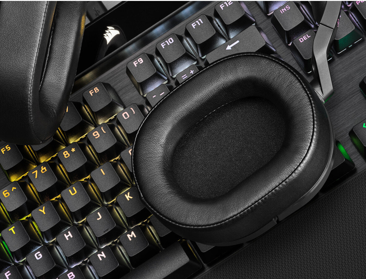 Zbliżenie czarnej słuchawki spoczywającej na podświetlanej klawiaturze. Klawiatura jest podświetlona.