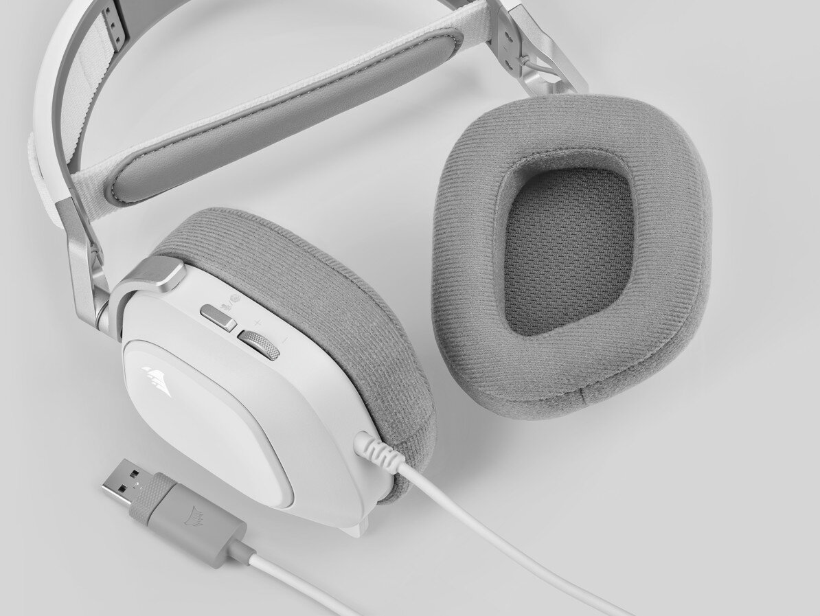 Biało-szare słuchawki Corsair z kablem USB, widok z bliska.