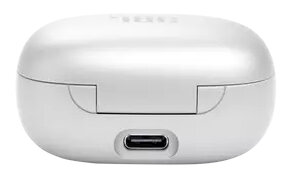 Białe etui ładujące do słuchawek. Port USB-C widoczny na dole. Etui zamknięte.