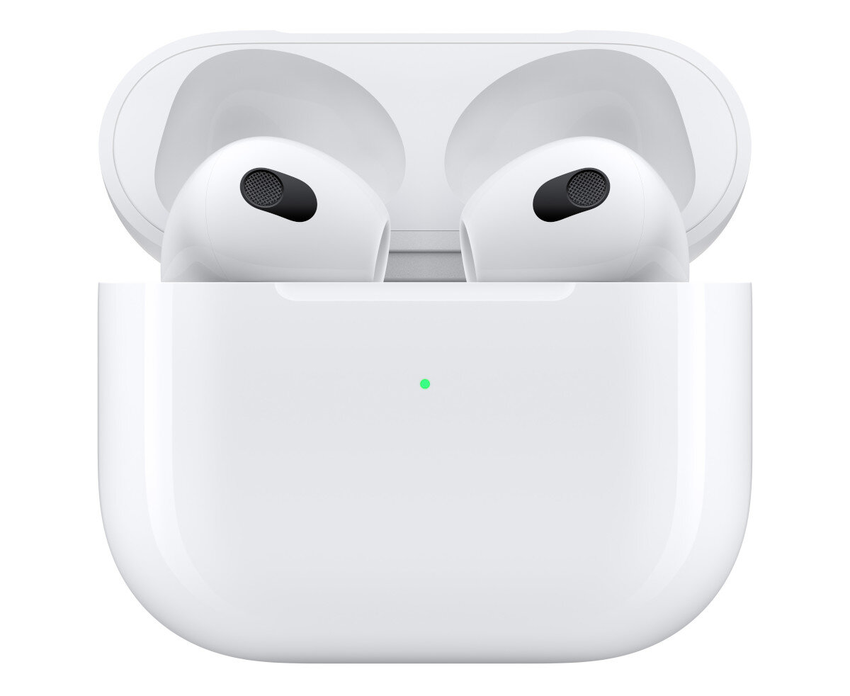 Białe AirPods w białym etui ładującym. Etui jest otwarte, widać słuchawki. Świeci zielone światło.