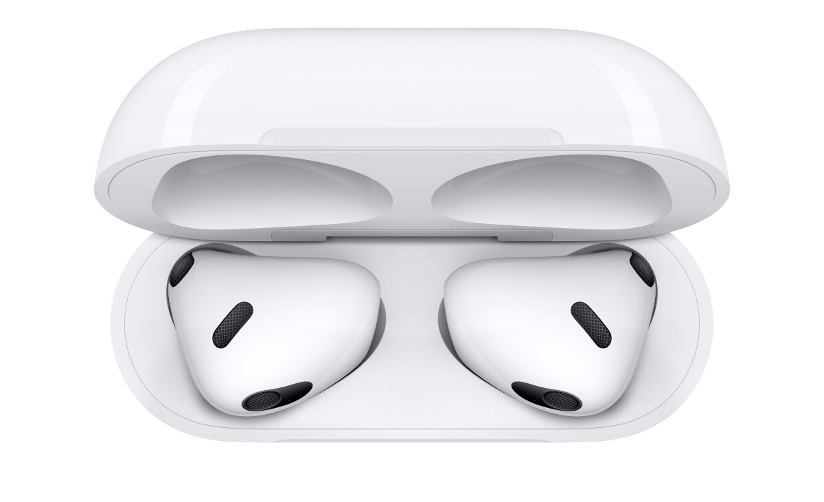 Białe słuchawki AirPods w otwartym białym etui ładującym. Słuchawki są w środku.