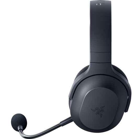 Czarny zestaw słuchawkowy Razer z mikrofonem. Logo Razer znajduje się na muszli słuchawkowej.