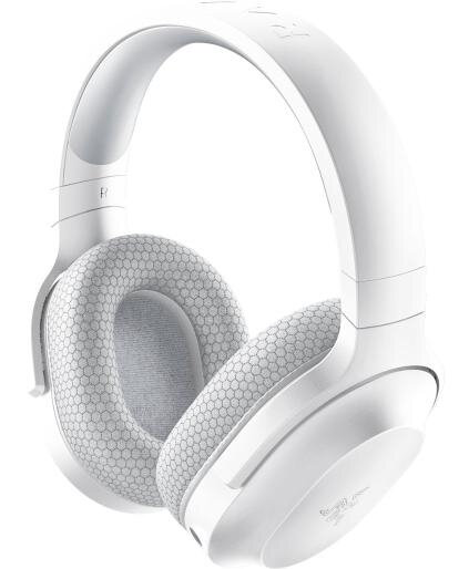 Białe słuchawki. Nauszniki mają wypełnienie w kształcie plastra miodu. Zestaw jest pochylony.
