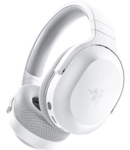 Białe słuchawki Razer. Słuchawki mają wzór plastra miodu na nausznikach.