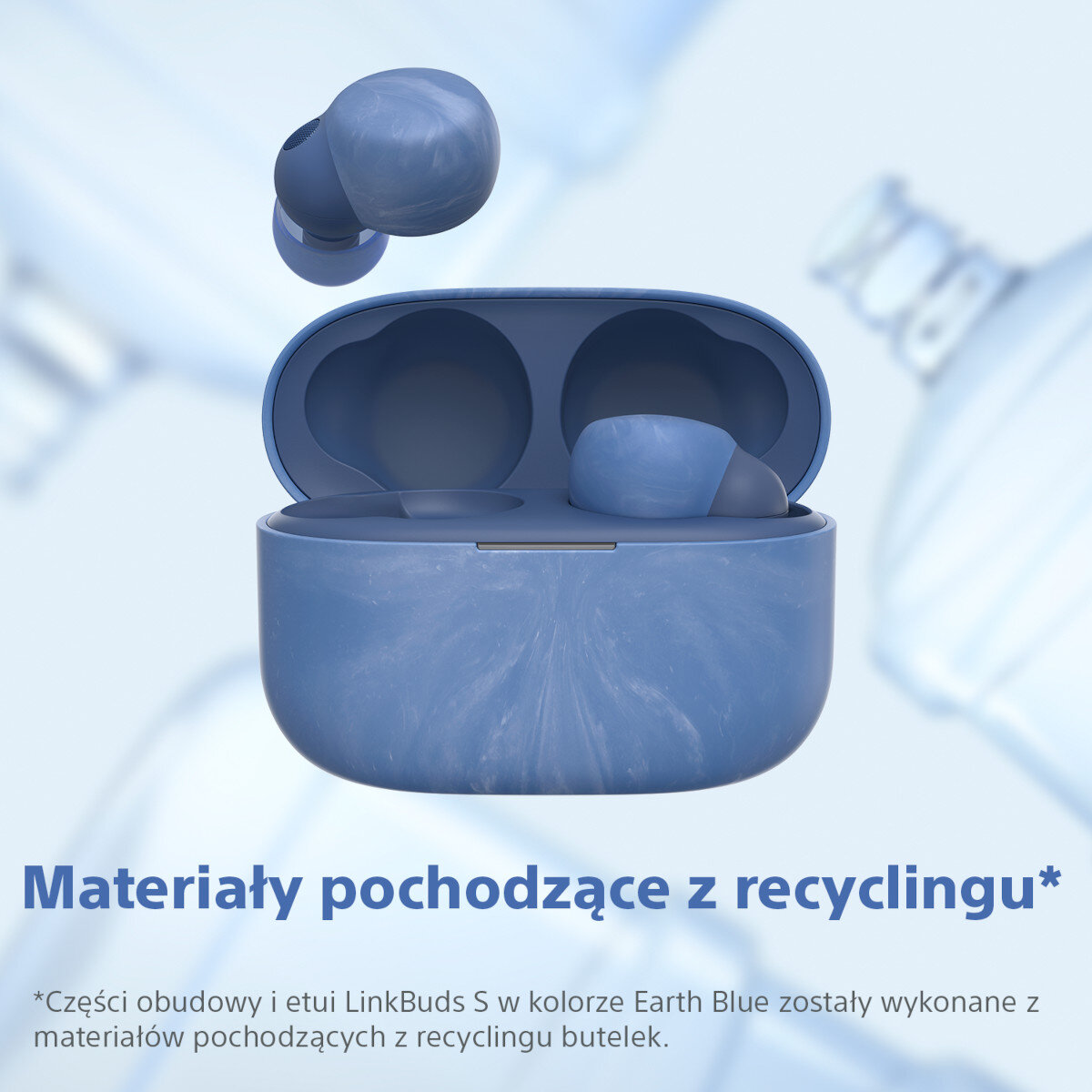 Niebieskie słuchawki douszne w otwartym niebieskim etui. Tekst mówi "Wykonane z materiałów pochodzących z recyklingu."