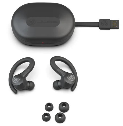 Czarne słuchawki, etui ładujące i dodatkowe końcówki. Etui czarne, z USB. Białe tło.