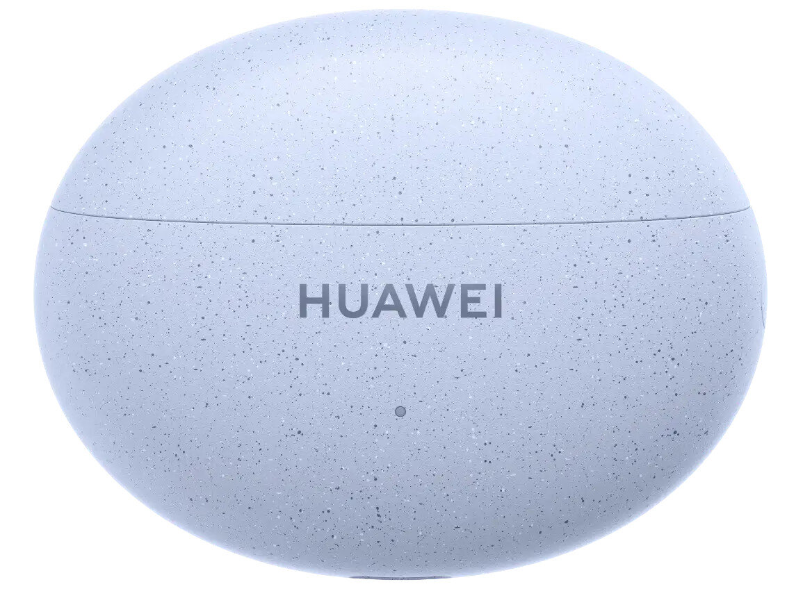 Jasnoniebieskie, nakrapiane etui ładujące słuchawek Huawei. Etui jest zamknięte, z logo Huawei.