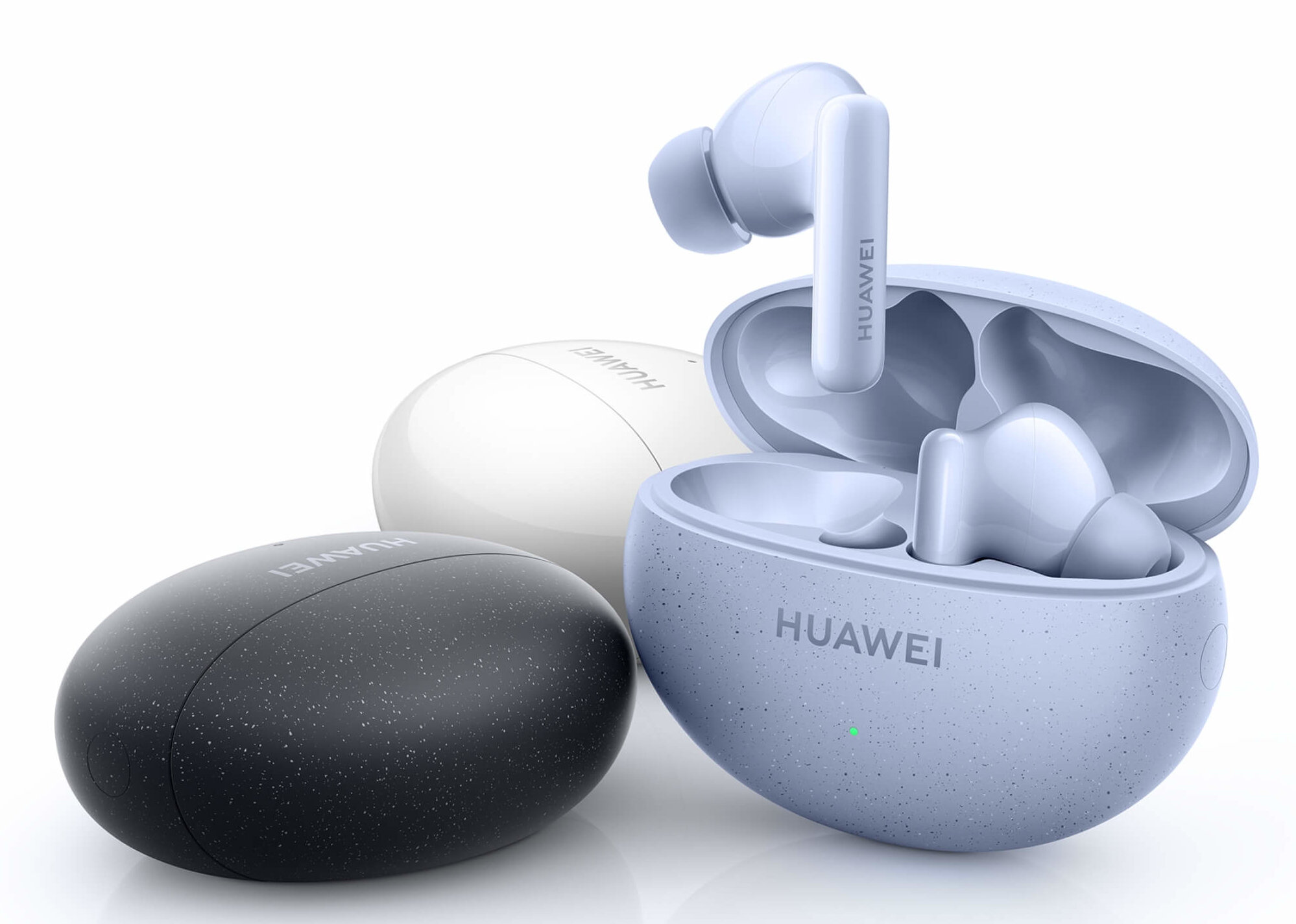 Trzy etui na słuchawki Huawei. Jedno czarne, jedno białe i jedno niebiesko-zielone ze słuchawkami w środku.