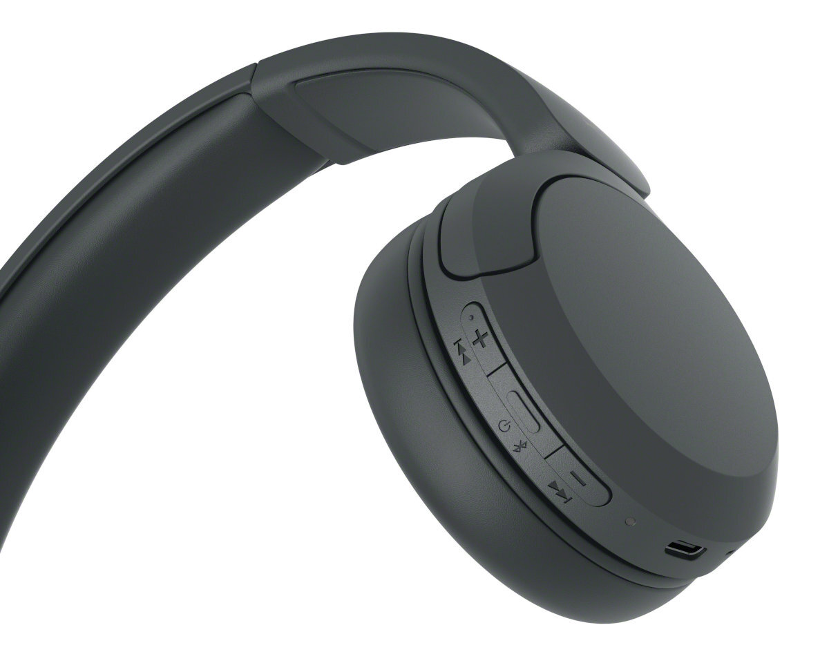 Szare słuchawki bezprzewodowe z przyciskami na prawym nauszniku. Białe tło.